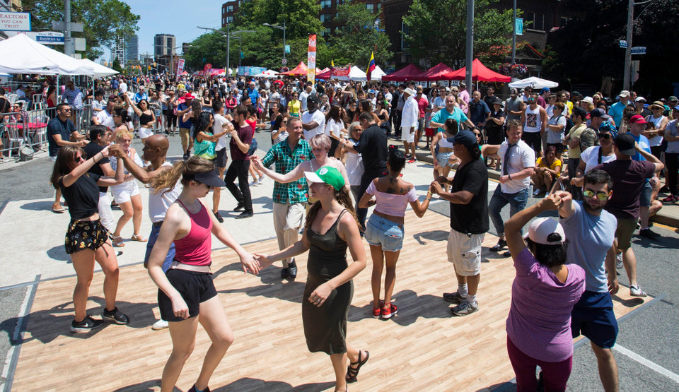  Lễ hội nhảy Salsa trên phố St. Clair diễn ra tại Toronto, Canada ngày 7/7/2019, thu hút sự tham gia của hàng trăm nghìn vũ công và du khách. Đây là một trong những lễ hội văn hóa Latin lớn nhất được tổ chức thường niên tại Canada. (Ảnh: THX/ TTXVN)