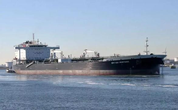 Ngày 11/7/2019, lực lượng Vệ binh Cách mạng Iran (IRGC) bác bỏ cáo buộc rằng IRGC một ngày trước đã tìm cách chặn một tàu chở dầu của Anh tại vùng Vịnh. Trước đó, các quan chức chức Mỹ cho rằng 5 tàu tuần tra được cho là thuộc IRGC đã tiến đến gần tàu chở dầu Heritage (trong ảnh) của Anh đi qua Eo biển Hormuz và yêu cầu tàu này phải dừng ở vùng biển thuộc Iran. Tuy nhiên, các tàu này đã phải rút lui sau khi khu trục HMS Montrose của London phát tín hiệu cảnh cáo. (Ảnh: Shuttershock/ TTXVN)