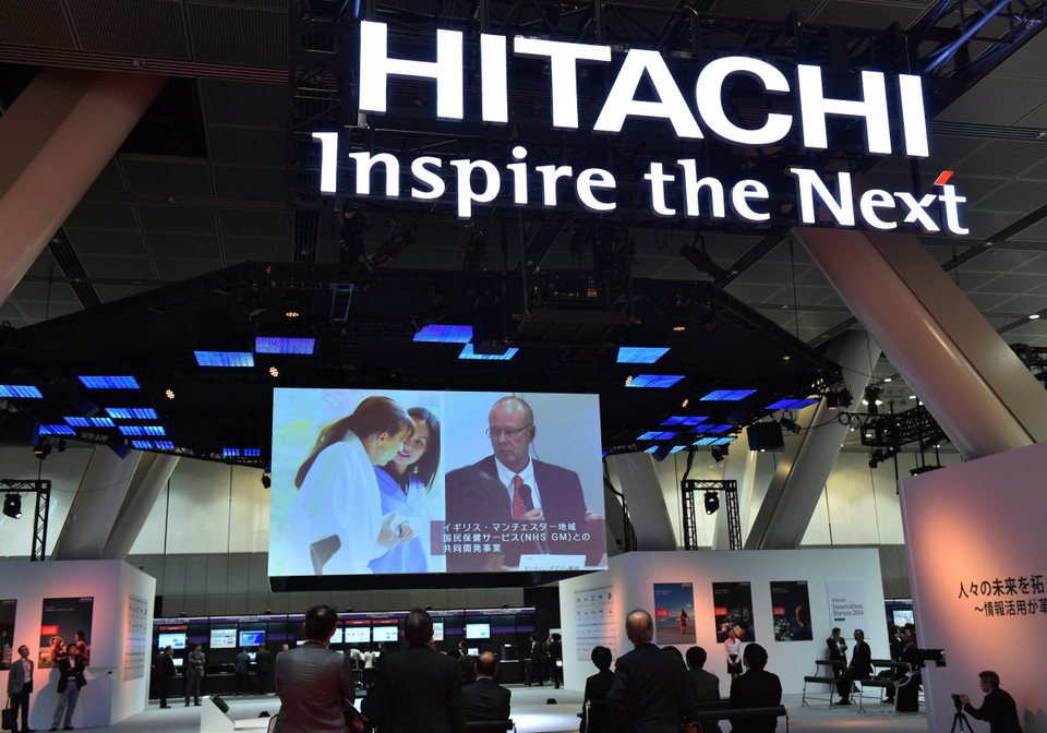 Căng thẳng giữa Nhật Bản và Hàn Quốc gia tăng sau khi Chính phủ Nhật Bản ngày 4/7/2019 bắt đầu siết chặt các quy định xuất khẩu sang Hàn Quốc 3 loại vật liệu công nghệ cao sử dụng trong sản xuất các chất bán dẫn và màn hình - gồm fluorinated polyimide (nhựa nhiệt dẻo), hydrogen fluoride và resist (chất cản màu). Trong ảnh (tư liệu): Triển lãm các phát minh công nghệ cao của hãng điện tử Hitachi của Nhật Bản ở Tokyo. (Ảnh: AFP/TTXVN)