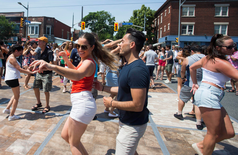  Lễ hội nhảy Salsa trên phố St. Clair diễn ra tại Toronto, Canada ngày 7/7/2019, thu hút sự tham gia của hàng trăm nghìn vũ công và du khách. Đây là một trong những lễ hội văn hóa Latin lớn nhất được tổ chức thường niên tại Canada. (Ảnh: THX/ TTXVN)