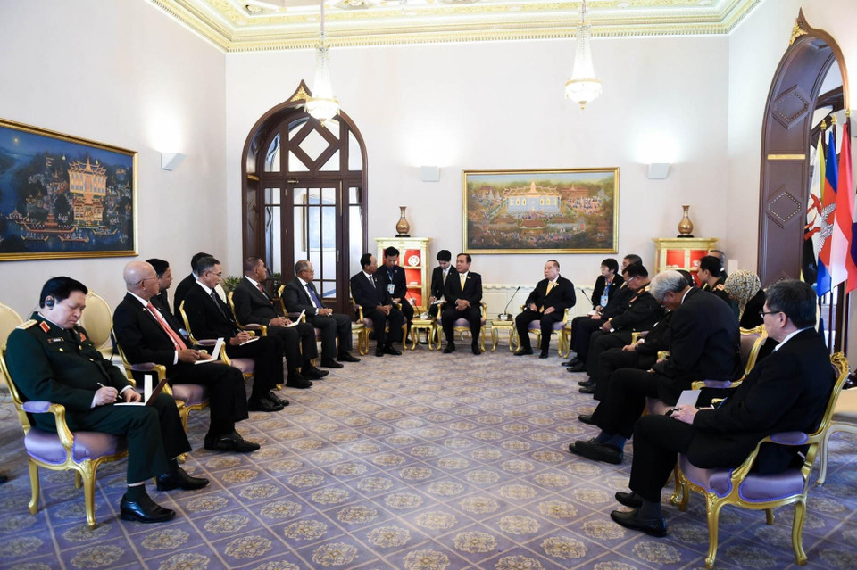 Hội nghị Bộ trưởng Quốc phòng ASEAN lần thứ 13 diễn ra từ ngày 10-12/7/2019, tại thủ đô Bangkok, Thái Lan với chủ đề An ninh bền vững, đánh dấu một bước tiến quan trọng trong việc tăng cường hơn nữa hợp tác quân sự nội khối. Đoàn đại biểu quân sự cấp cao Việt Nam do Đại tướng Ngô Xuân Lịch (thứ 2, phải), Ủy viên Bộ Chính trị, Bộ trưởng Quốc phòng làm trưởng đoàn tham dự Hội nghị. (Ảnh: THX/ TTXVN)