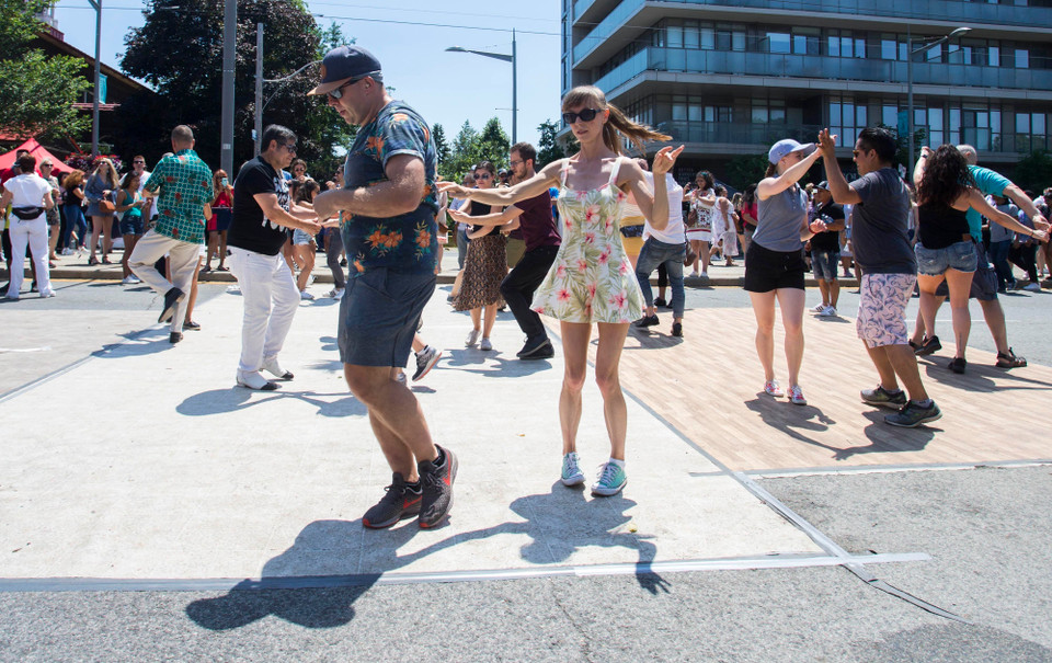  Lễ hội nhảy Salsa trên phố St. Clair diễn ra tại Toronto, Canada ngày 7/7/2019, thu hút sự tham gia của hàng trăm nghìn vũ công và du khách. Đây là một trong những lễ hội văn hóa Latin lớn nhất được tổ chức thường niên tại Canada. (Ảnh: THX/ TTXVN)