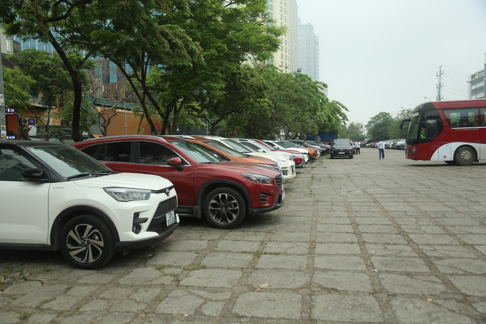 Theo ghi nhận của phóng viên VietnamPlus, hôm nay (15/4), 7 điểm trông giữ xe tại thành phố Hà Nội đã bắt đầu triển khai thí điểm ứng dụng trông giữ xe thông minh, không dùng tiền mặt, trong đó với ôtô sẽ thực hiện trên phố Trần Quang Khải; phố Phan Chu Trinh, phố Lý Thường Kiệt, Lý Thái Tổ (2 điểm), Nguyễn Thượng Hiền. Với xe máy sẽ thực hiện tại điểm trông giữ xe máy (trên hè) phố Phủ Doãn. (Ảnh: Việt Hùng/Vietnam+)