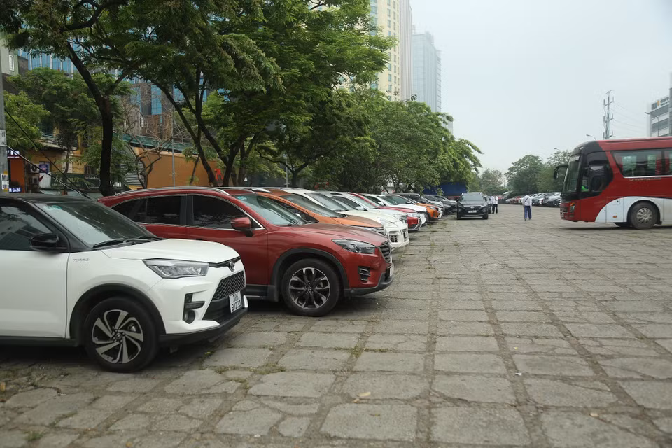 Theo ghi nhận của phóng viên VietnamPlus, hôm nay (15/4), 7 điểm trông giữ xe tại thành phố Hà Nội đã bắt đầu triển khai thí điểm ứng dụng trông giữ xe thông minh, không dùng tiền mặt, trong đó với ôtô sẽ thực hiện trên phố Trần Quang Khải; phố Phan Chu Trinh, phố Lý Thường Kiệt, Lý Thái Tổ (2 điểm), Nguyễn Thượng Hiền. Với xe máy sẽ thực hiện tại điểm trông giữ xe máy (trên hè) phố Phủ Doãn. (Ảnh: Việt Hùng/Vietnam+)