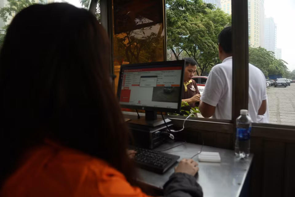 Các dữ liệu biển số xe, thời gian gửi sẽ được hiển thị nhanh chóng trên máy tính được bố trí tại điểm trông giữ xe. (Ảnh: Việt Hùng/Vietnam+)