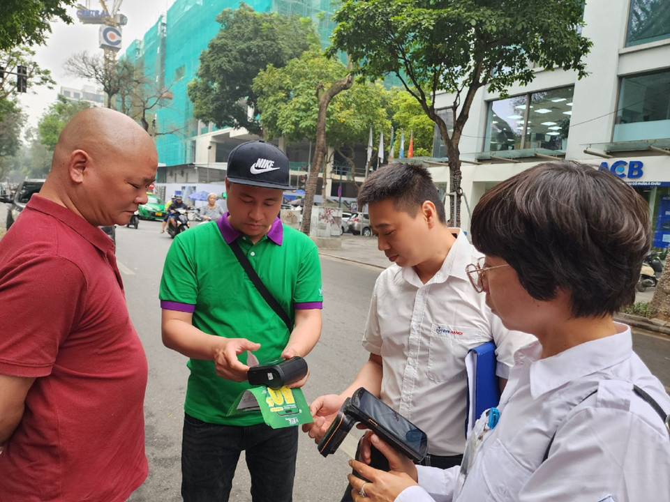Chủ xe sẽ được cầm hóa đơn phí gửi xe ngay sau khi thanh toán xong. (Ảnh: Việt Hùng/Vietnam+)