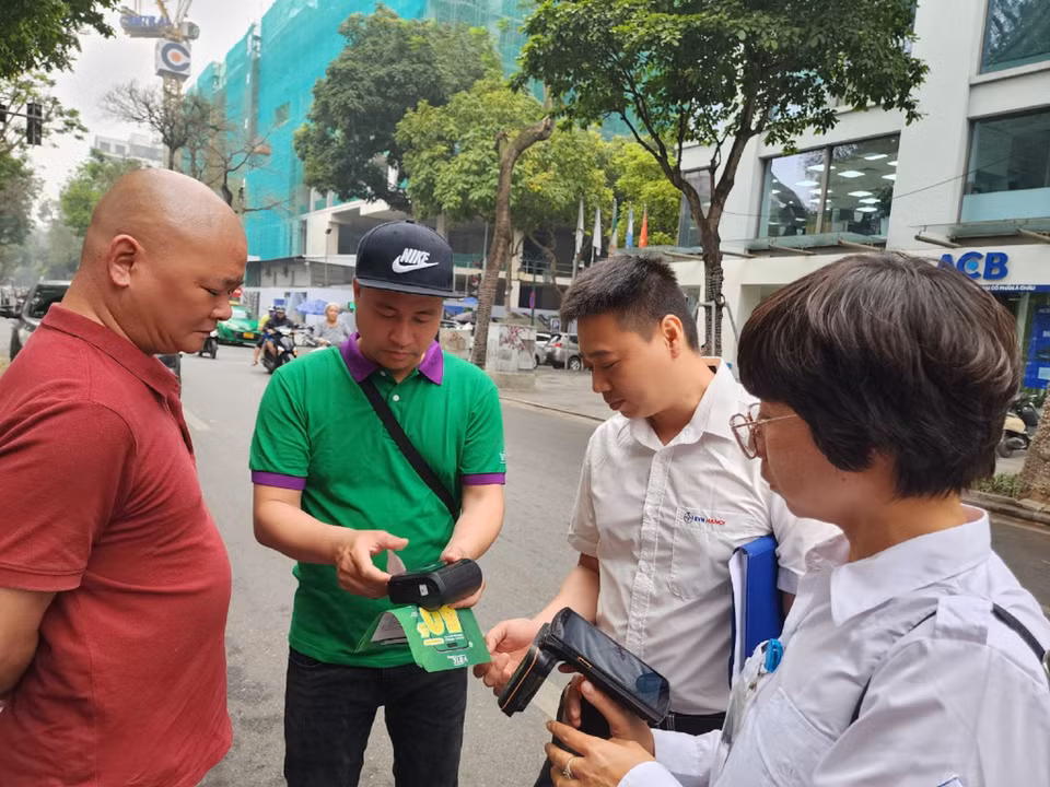 Chủ xe sẽ được cầm hóa đơn phí gửi xe ngay sau khi thanh toán xong. (Ảnh: Việt Hùng/Vietnam+)