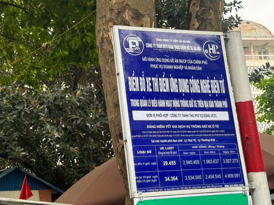 Ứng dụng công nghệ thông minh quản lý, điều hành thu phí các bãi đỗ xe được thành phố Hà Nội thí điểm triển khai trong thời gian 6 tháng. (Ảnh: Việt Hùng/Vietnam+)