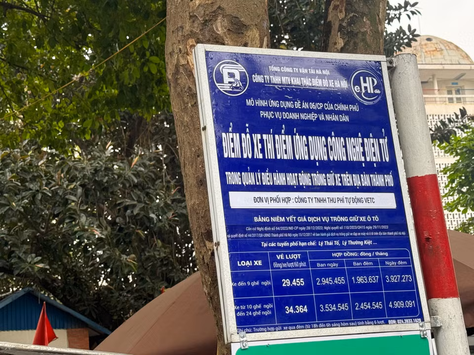Ứng dụng công nghệ thông minh quản lý, điều hành thu phí các bãi đỗ xe được thành phố Hà Nội thí điểm triển khai trong thời gian 6 tháng. (Ảnh: Việt Hùng/Vietnam+)