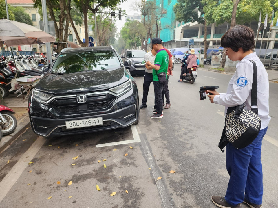 Ngoài ra, thiết bị này cũng có công nghệ nhận dạng biển số từ ảnh chụp phương tiện để ghi nhận lên dữ liệu hệ thống. (Ảnh: Việt Hùng/Vietnam+)