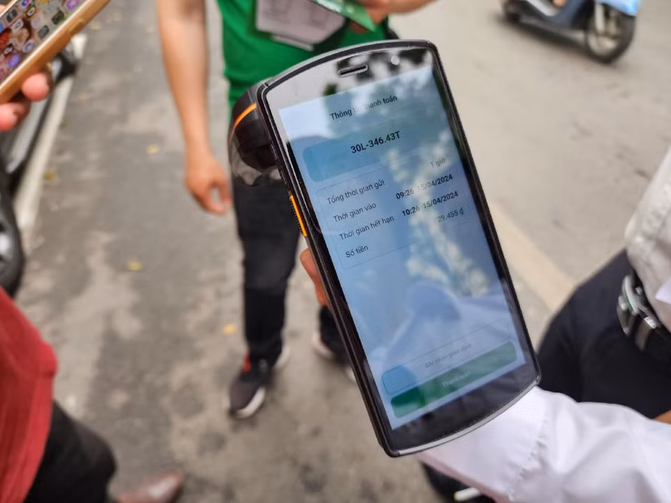 Các thông số về thời gian gửi, thời gian ra và vào cũng như số tiền được hiển thị công khai, minh bạch. (Ảnh: Việt Hùng/Vietnam+)