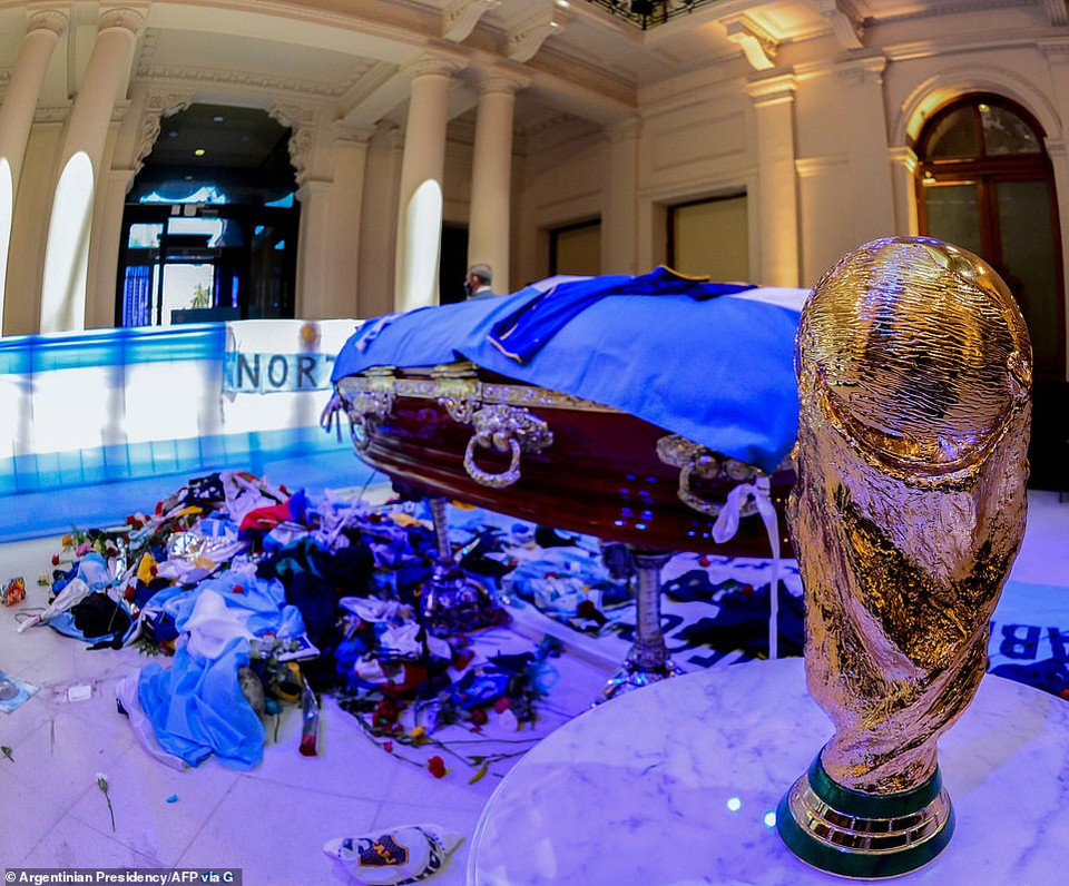 Linh cữu của huyền thoại Diego Maradona được đặt tại hội trường Los Pueblos Originarios trong Phủ Tổng thống. (Nguồn: AFP)