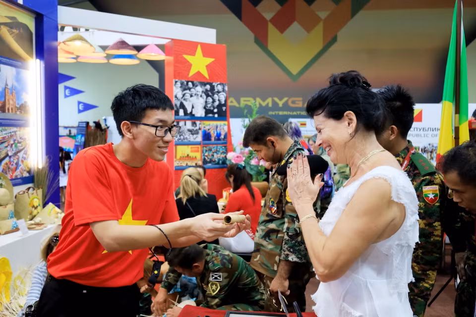 Trải nghiệm không gian văn hóa Việt Nam tại Army Games mang lại cảm xúc đáng nhớ đối với bạn bè quốc tế. (Ảnh: Trần Hiếu/TTXVN)