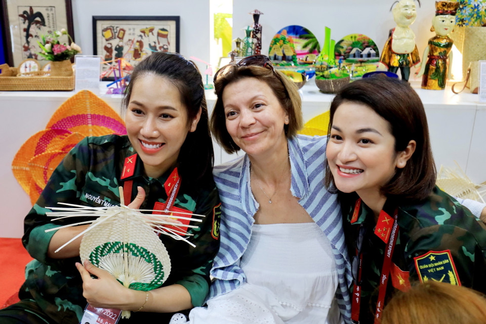 Những chiến sỹ của Đội quân Văn hóa làm cầu nối bạn bè quốc tế với Việt Nam. (Ảnh: Trần Hiếu/TTXVN)