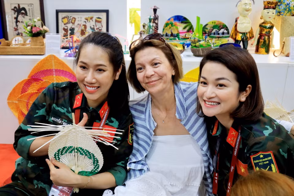 Những chiến sỹ của Đội quân Văn hóa làm cầu nối bạn bè quốc tế với Việt Nam. (Ảnh: Trần Hiếu/TTXVN)