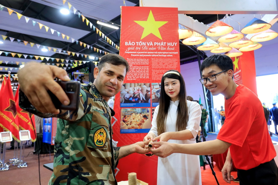 Bạn bè quốc tế lưu lại những hình ảnh và tình cảm tốt đẹp đối với Việt Nam tại Army Games 2022. (Ảnh: Trần Hiếu/TTXVN)