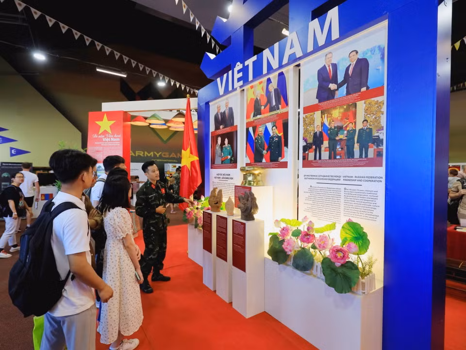 Phần triển lãm về Quân đội nhân dân Việt Nam được làm nổi bật với các hoạt động đối ngoại quốc phòng tiêu biểu, thể hiện phương châm 'Việt Nam là bạn, là đối tác tin cậy với tất cả các nước trong cộng đồng quốc tế.' (Ảnh: Trần Hiếu/TTXVN)