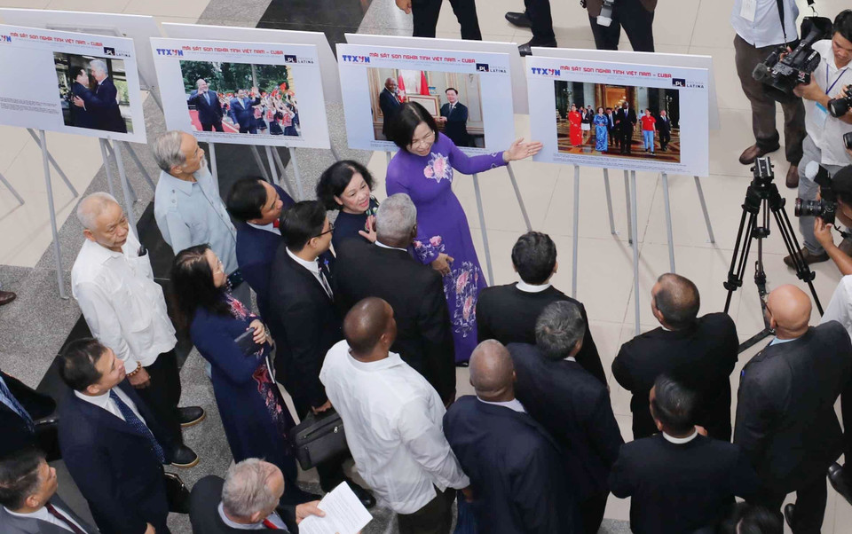 Các lãnh đạo cấp cao của Đảng, Nhà nước Việt Nam và Chủ tịch Quốc hội Cuba Esteban Lazo Hernandez tham quan Trưng bày ảnh. (Ảnh: Thanh Tùng/TTXVN) 