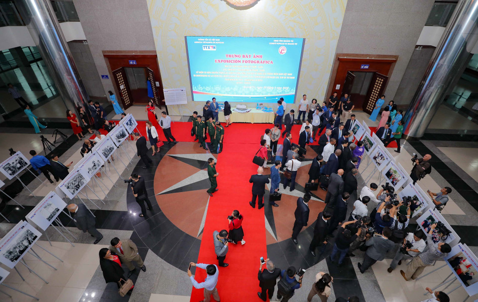 Không gian Trưng bày ảnh Mãi sắt son nghĩa tình Việt Nam-Cuba. (Ảnh: Thanh Tùng/TTXVN) 