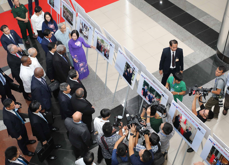 Chiều 26/9/2023, tại thành phố Đông Hà (tỉnh Quảng Trị), bà Trương Thị Mai, Ủy viên Bộ Chính trị, Thường trực Ban Bí thư, Trưởng ban Tổ chức Trung ương; ông Trần Thanh Mẫn, Ủy viên Bộ Chính trị, Phó Chủ tịch Thường trực Quốc hội và ông Esteban Lazo Hernandez, Ủy viên Bộ Chính trị, Chủ tịch Quốc hội Chính quyền Nhân dân Cộng hòa Cuba tham quan Trưng bày ảnh Mãi sắt son nghĩa tình Việt Nam-Cuba. (Ảnh: Thanh Tùng/TTXVN) 