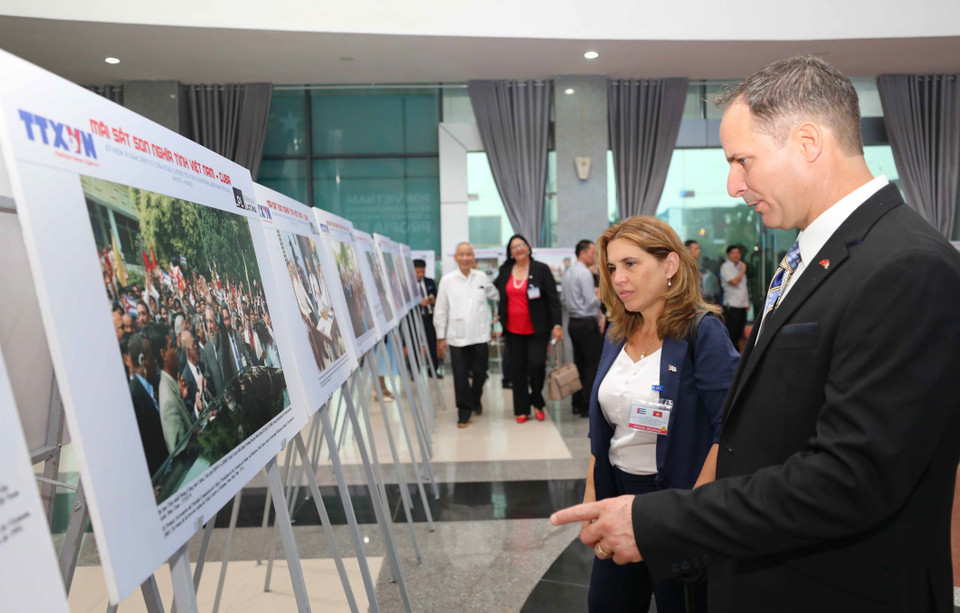Đại biểu tham quan Trưng bày ảnh Mãi sắt son nghĩa tình Việt Nam-Cuba. (Ảnh: Thanh Tùng/TTXVN) 