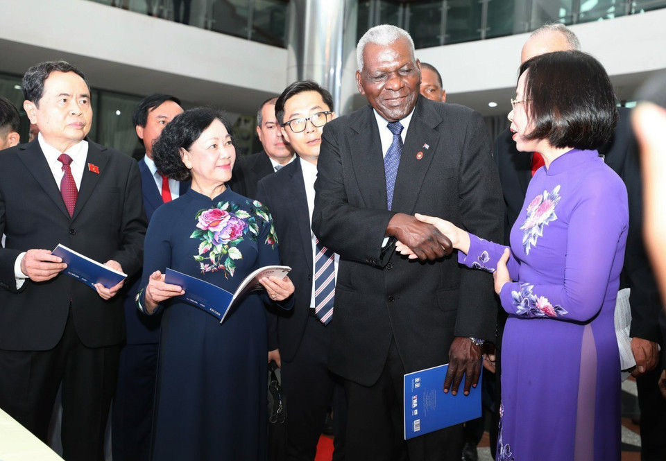 Chủ tịch Quốc hội Cuba Esteban Lazo Hernandez bắt tay Tổng giám đốc TTXVN Vũ Việt Trang, bày tỏ sự ấn tượng với những bức ảnh tư liệu quý về quan hệ Việt Nam-Cuba được giới thiệu tại Trưng bày ảnh. (Ảnh: Thanh Tùng/TTXVN) 