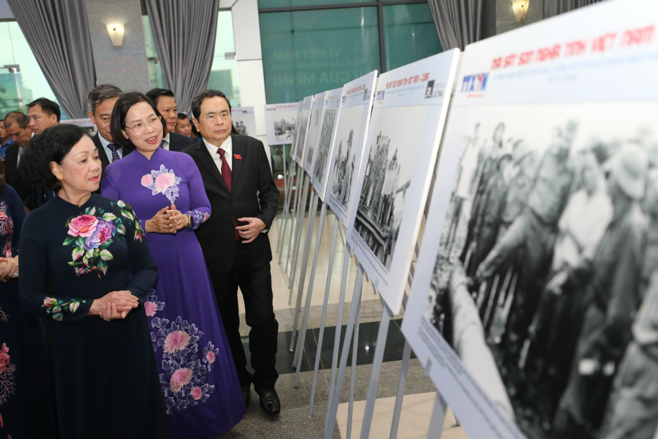 Tổng Giám đốc TTXVN Vũ Việt Trang giới thiệu với các đại biểu 50 bức ảnh tư liệu quý của TTXVN và Prensa Latina tại Trưng bày ảnh Mãi sắt son nghĩa tình Việt Nam-Cuba. (Ảnh: Thanh Tùng/TTXVN) 