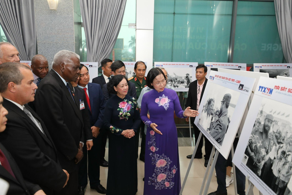 Tổng Giám đốc TTXVN Vũ Việt Trang giới thiệu với các đại biểu 50 bức ảnh tư liệu quý của TTXVN và Prensa Latina tại Trưng bày ảnh Mãi sắt son nghĩa tình Việt Nam-Cuba. (Ảnh: Thanh Tùng/TTXVN) 