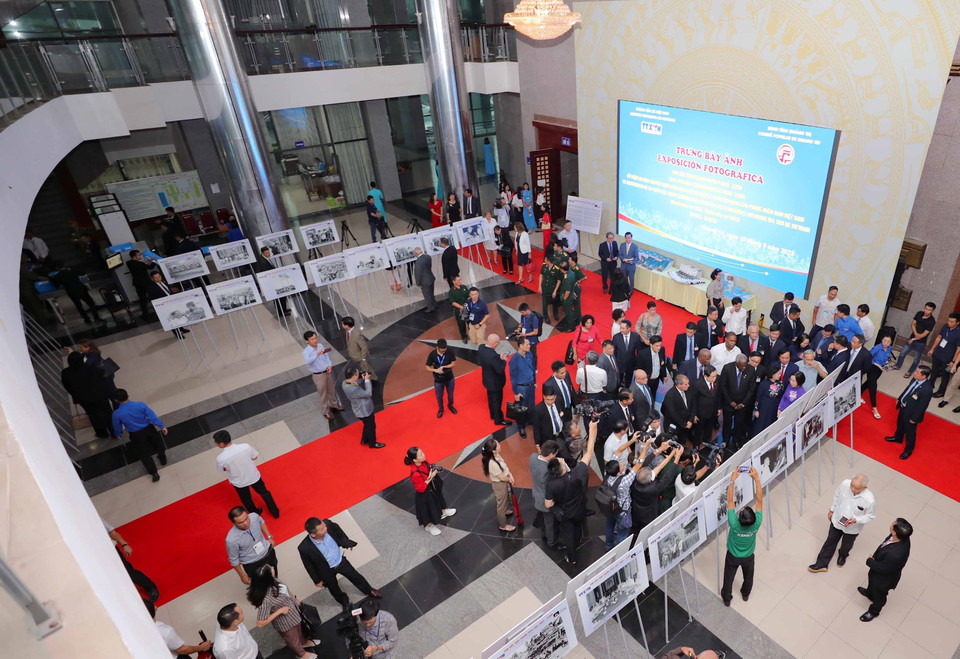Không gian Trưng bày ảnh Mãi sắt son nghĩa tình Việt Nam-Cuba. (Ảnh: Thanh Tùng/TTXVN) 