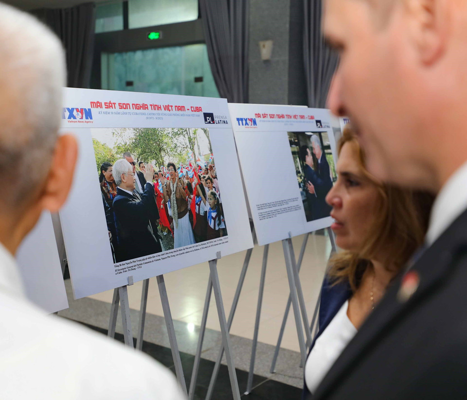 Những bức ảnh trong Trưng bày ảnh Mãi sắt son nghĩa tình Việt Nam-Cuba. (Ảnh: Thanh Tùng/TTXVN) 