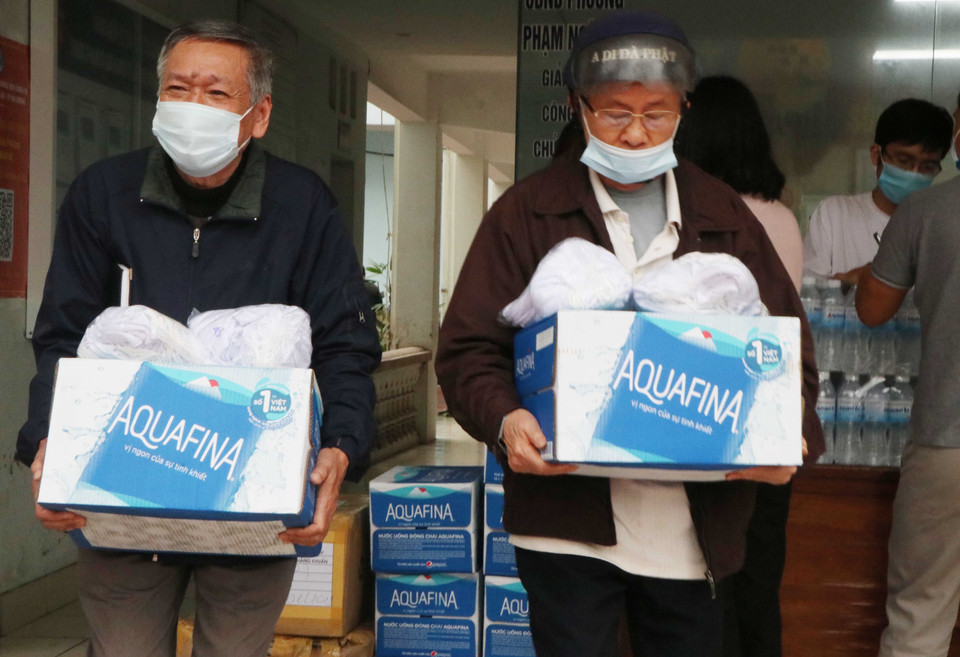 Các trưởng khu dân cư của phường Phạm Ngũ Lão, TP Hải Dương nhận vật phẩm do TTXVN và Tỉnh đoàn Hải Dương ủng hộ. (Ảnh: Mạnh Minh/TTXVN)