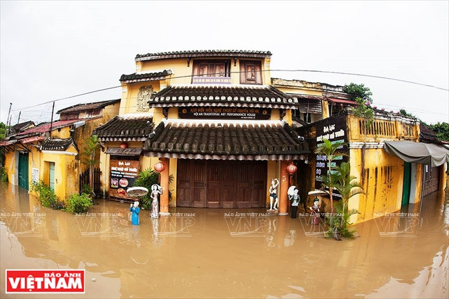 Ngắm nhìn những ngôi nhà cổ của Hội An từ trên ghe thuyền cũng là một trải nghiệm khá thú vị. (Nguồn: Báo ảnh Việt Nam)