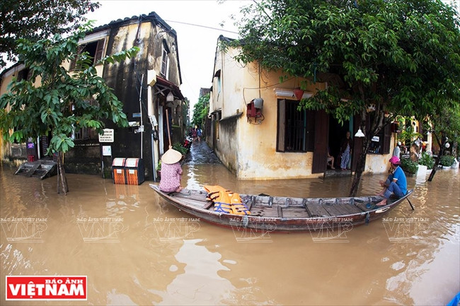 Phương tiện đi lại trên bộ được thay thế bằng thuyền. (Nguồn: Báo ảnh Việt Nam)