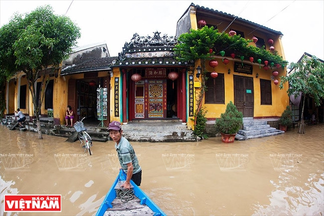 Một ngôi nhà may mắn chưa bị ngập nước. (Nguồn: Báo ảnh Việt Nam)