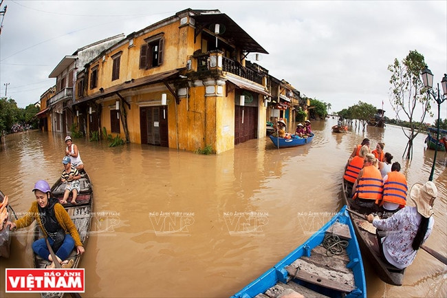 Người dân tổ chức cho du khách tham quan bằng ghe. (Nguồn: Báo ảnh Việt Nam)