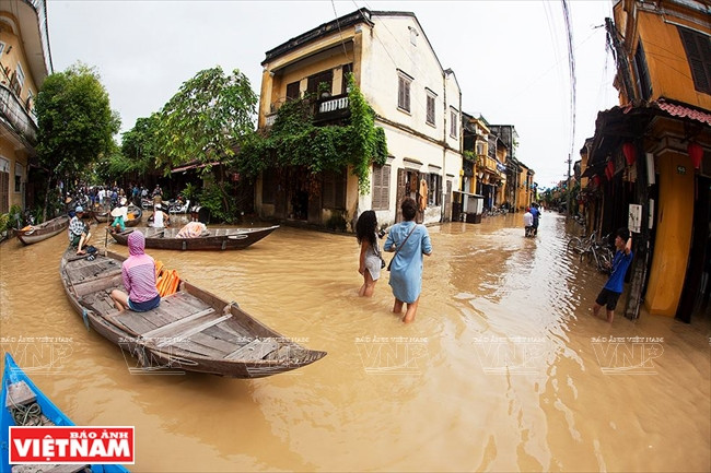 Ở những đoạn ngập nông, du khách có thể lội bộ. (Nguồn: Báo ảnh Việt Nam)