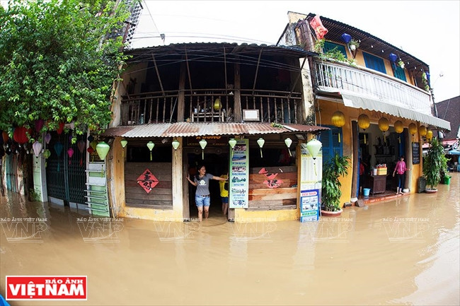 Những ngôi nhà ở vùng thấp bị nước tràn vào. (Nguồn: Báo ảnh Việt Nam)