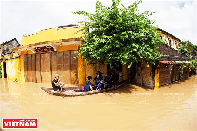 Ghe thuyền là phương tiện trung chuyển người dân. (Nguồn: Báo ảnh Việt Nam)