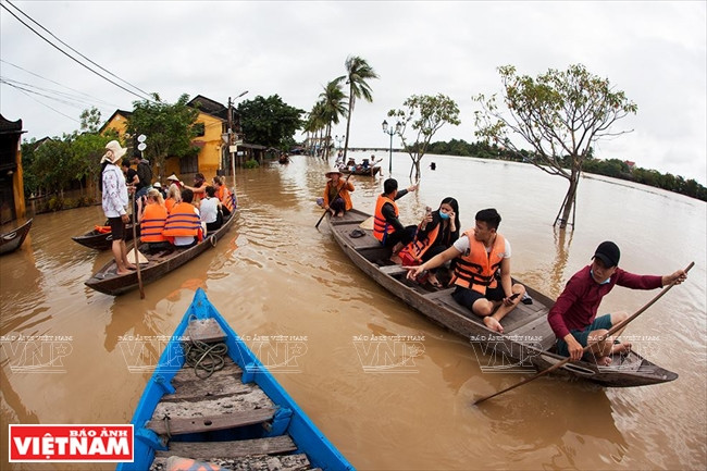 Du khách tham quan phố cổ Hội An bằng ghe. (Nguồn: Báo ảnh Việt Nam)