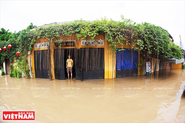 Những năm gần đây việc nước lên làm ngập tuyến đường Bạch Đằng ven sông Hoài thường xuyên xảy ra. (Nguồn: Báo ảnh Việt Nam)
