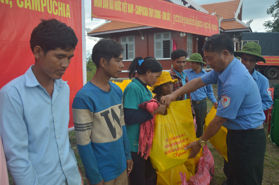 Những đợt làm công tác dân vận tại nước bạn Campuchia của Đội K52 đã nhận được lòng tin yêu của nhân dân, sự tín nhiệm nước bạn. (Ảnh: Tư liệu Đội K52 cung cấp/TTXVN phát)