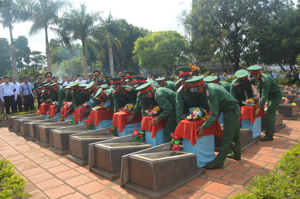 Lễ truy điệu, quy tập hài cốt liệt sỹ từ Campuchia trở về an táng tại nghĩa trang huyện biên giới Đức Cơ. (Ảnh: Tư liệu Đội K52 cung cấp/TTXVN phát)