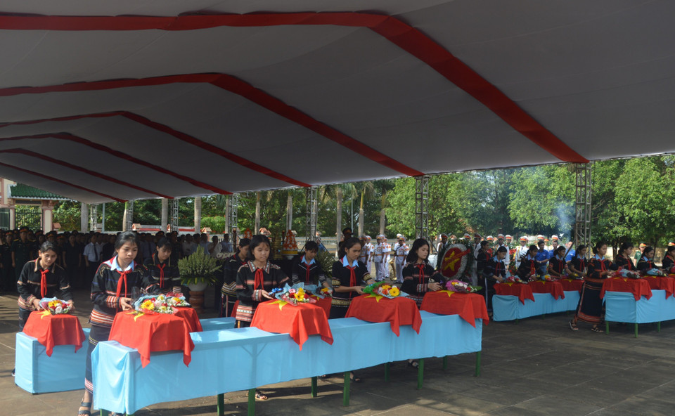 Lễ truy điệu, quy tập hài cốt liệt sỹ từ Campuchia trở về an táng tại nghĩa trang huyện biên giới Đức Cơ. (Ảnh: Tư liệu Đội K52 cung cấp/TTXVN phát)