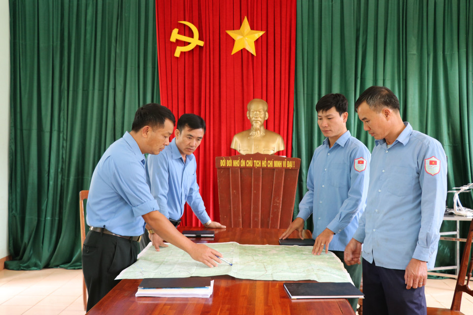 Thời gian tạm thời về nước do tình hình dịch COVID-19, Đội K52 vẫn thường xuyên họp, bàn phương thức tìm kiếm đồng đội. (Ảnh: Hồng Điệp/TTXVN)