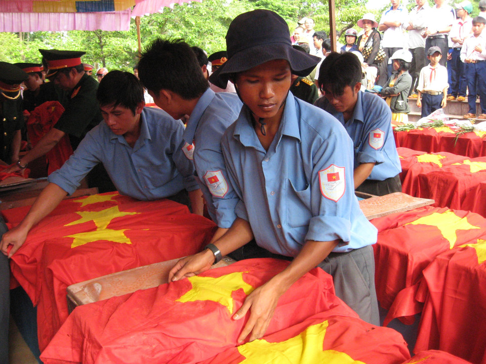 Đưa hài cốt liệt sỹ từ Campuchia trở về đất mẹ Việt Nam. (Ảnh: Tư liệu Đội K52 cung cấp/TTXVN phát)