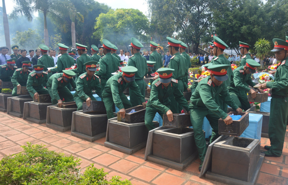 Lễ truy điệu, quy tập hài cốt liệt sỹ từ Campuchia trở về an táng tại nghĩa trang huyện biên giới Đức Cơ. (Ảnh: Tư liệu Đội K52 cung cấp/TTXVN phát)