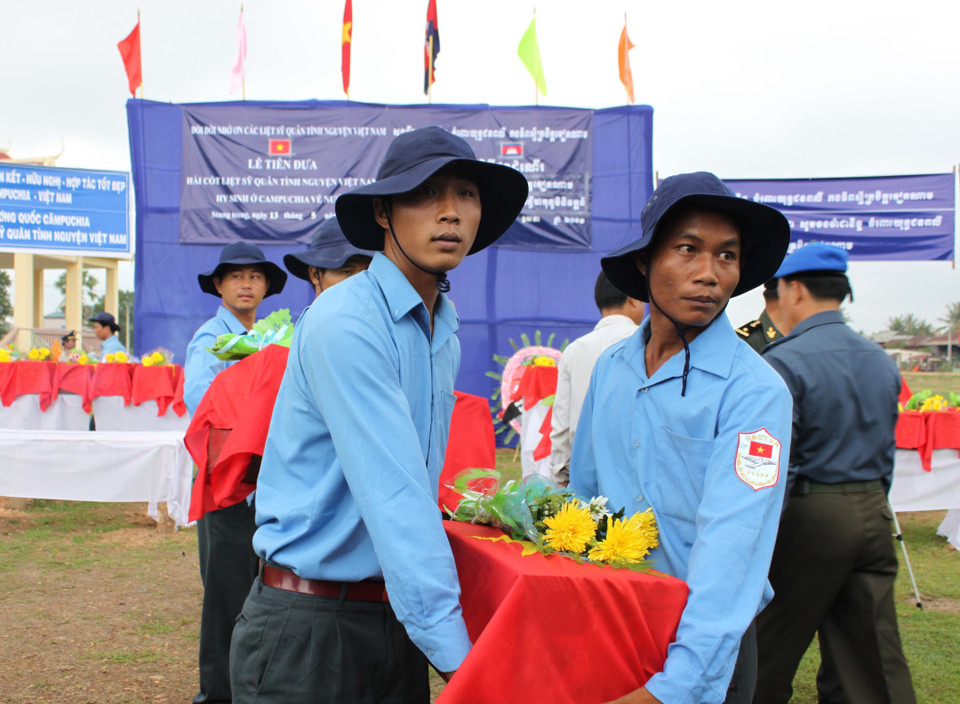 Lễ truy điệu, quy tập hài cốt liệt sỹ từ Campuchia trở về đất mẹ Việt Nam. (Ảnh: Tư liệu Đội K52 cung cấp/TTXVN phát)