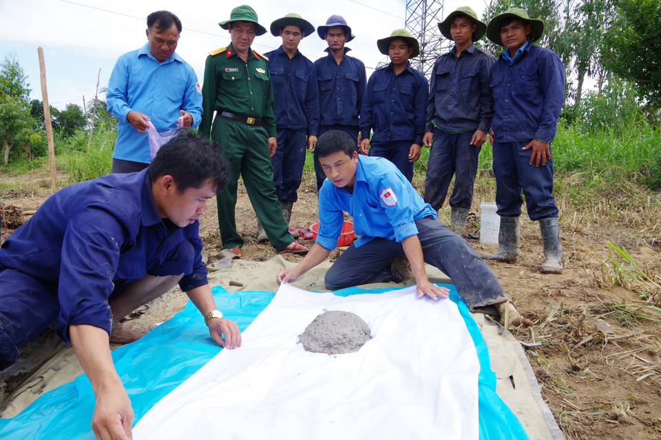 Đội K52 cẩn trọng trong công tác bốc hốt hài cốt liệt sỹ. (Ảnh: Tư liệu Đội K52 cung cấp/TTXVN phát)