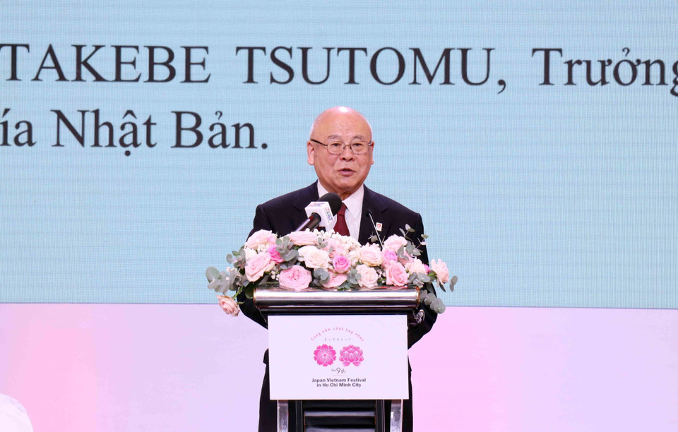 Ông Takebe Tsutomu, Cố vấn đặc biệt Liên minh Nghị sỹ Hữu nghị Việt-Nhật, Trưởng Ban danh dự Ban Tổ chức Lễ hội Việt-Nhật 2024 phát biểu tại lễ khai mạc. (Ảnh: Xuân Khu/TTXVN)