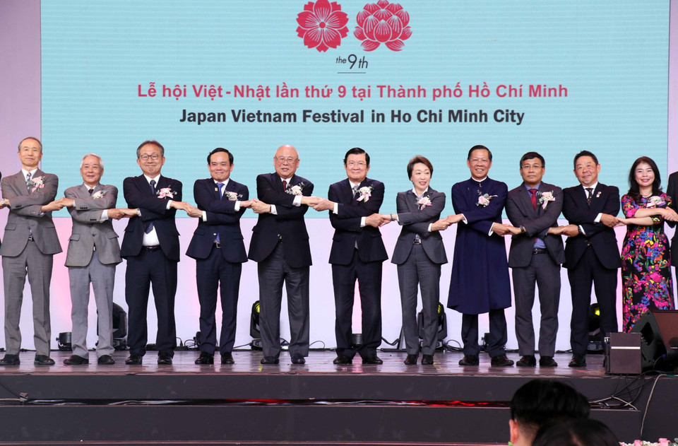 Nghi thức bắt tay khai mạc Lễ hội. (Ảnh: Xuân Khu/TTXVN)